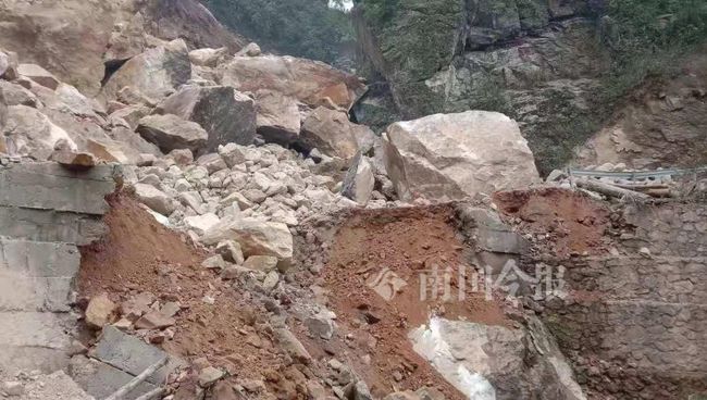 广西矿山爆破后巨石堵路？融水事件已得到解决