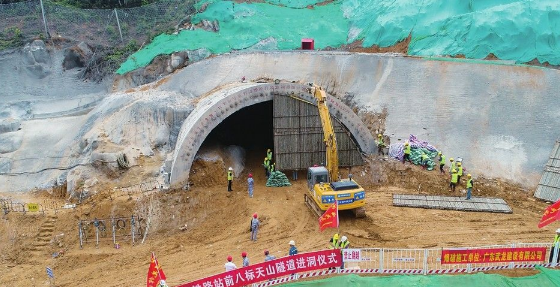 广西爆破人员爆破开挖标天山隧道